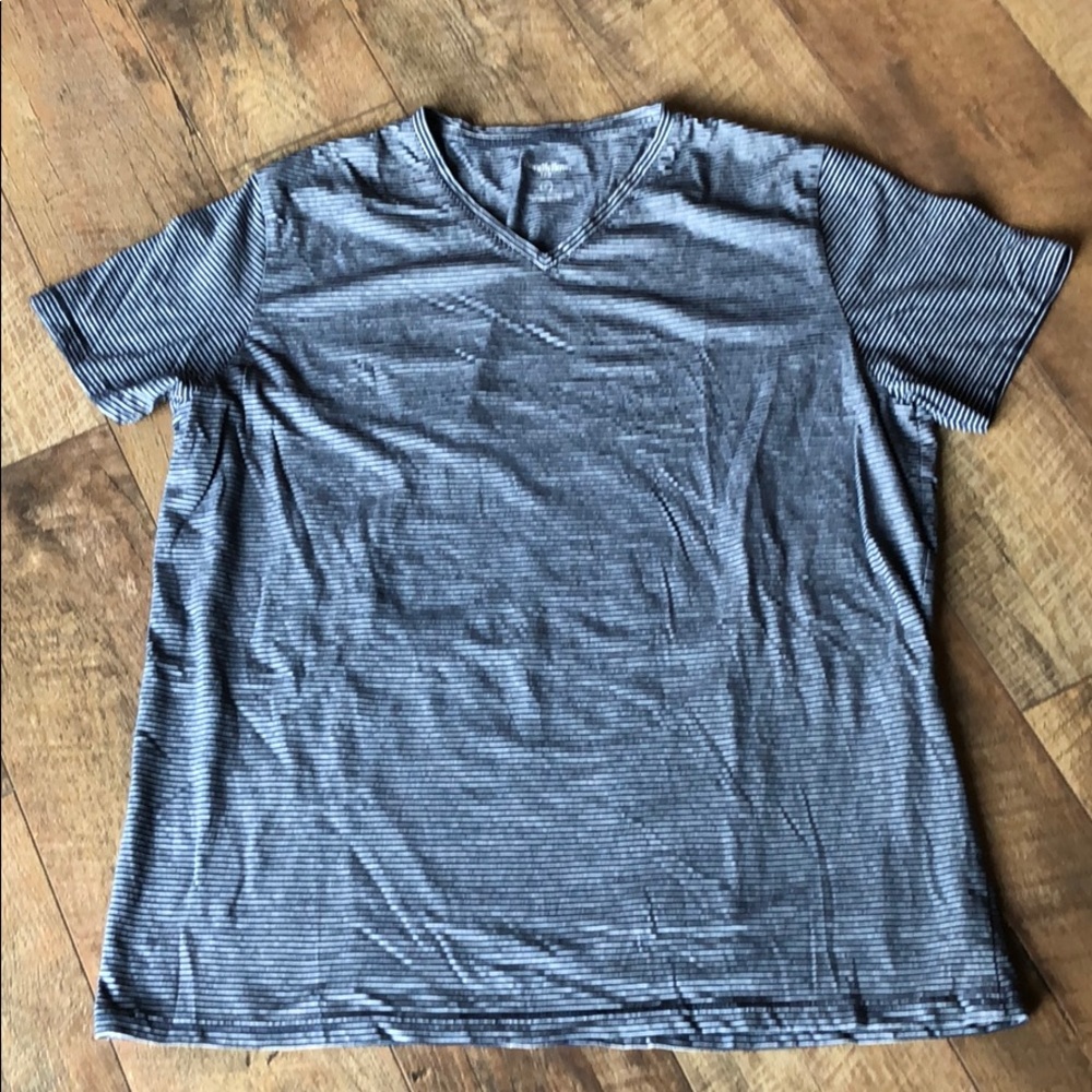 🎉10/$10 Men’s V-neck tshirt size XL